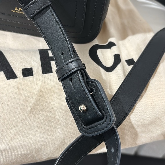 A.p.c gentle used Louisette square crossbody in black leather with dust bag - Picture 6 of 11
